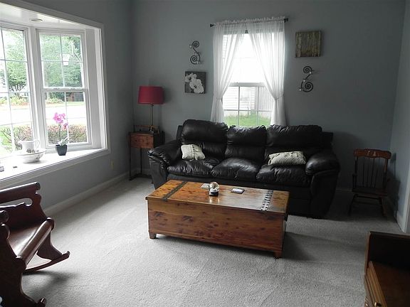 4th image of 526 Bur Oak Ct W