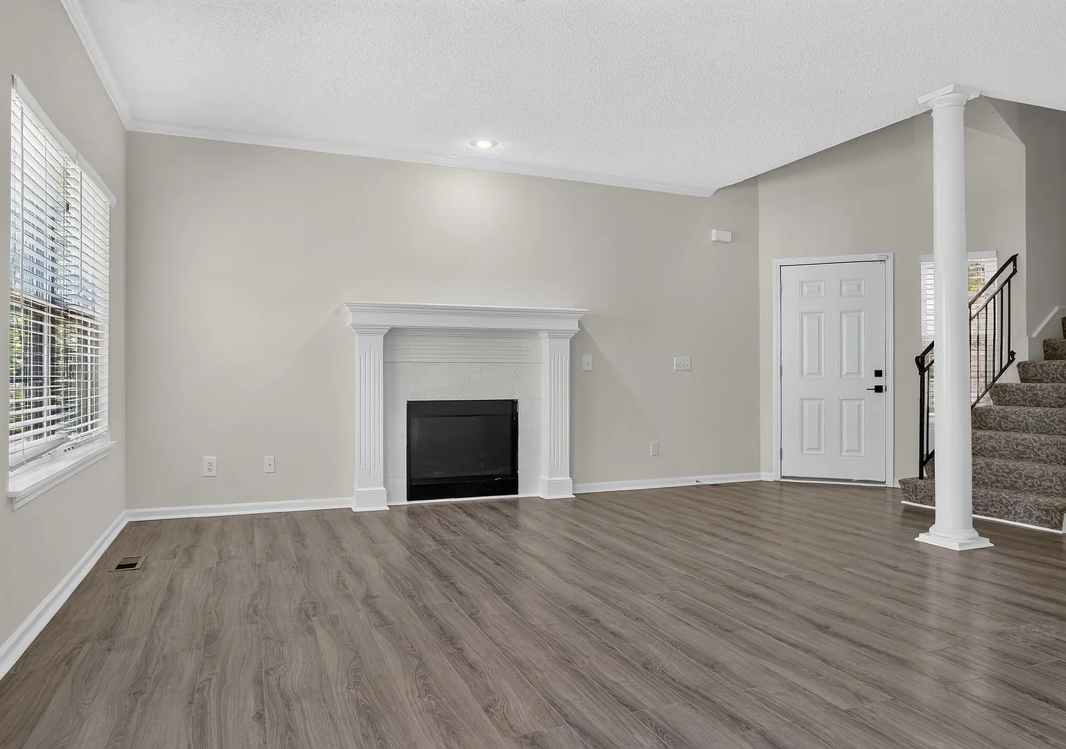  15914 Lake Front Lenexa Townhome + Maintenance Provided Community + Two Car Garage — Photo 4