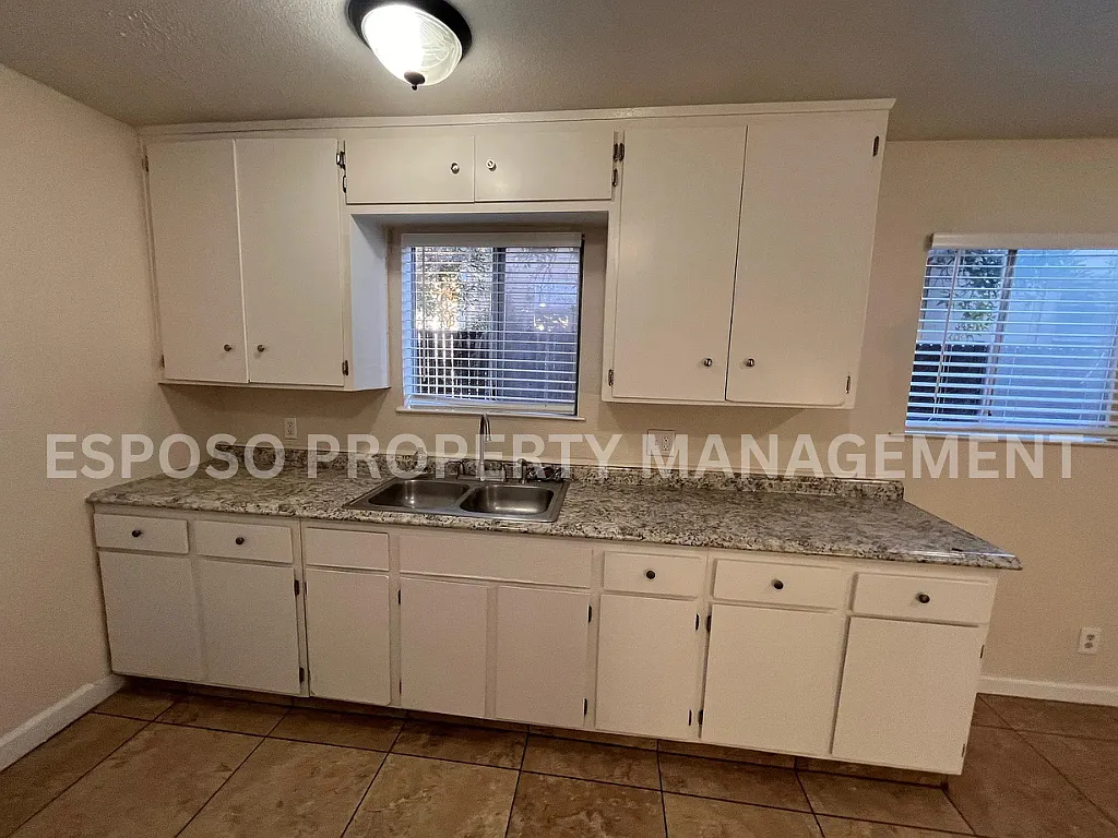3 bed, 1100 sqft, $1,450 — Photo 2