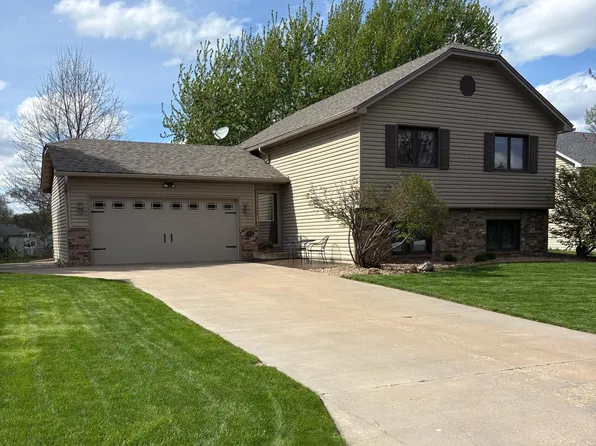 1372 Granite Ln N, Oakdale, MN 55128