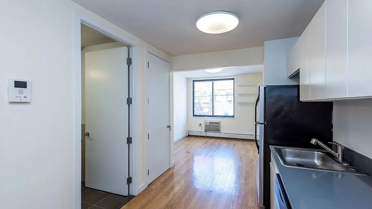 924 Metropolitan Avenue — Photo 2
