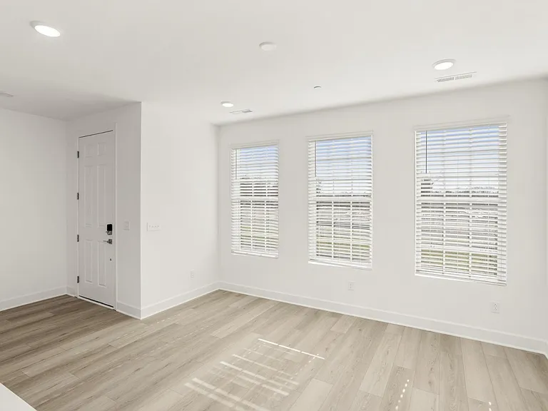 320 Lynwood Station Blvd — Photo 6