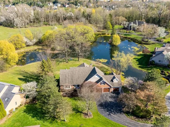 8 Hidden Springs Dr, Pittsford, NY 14534