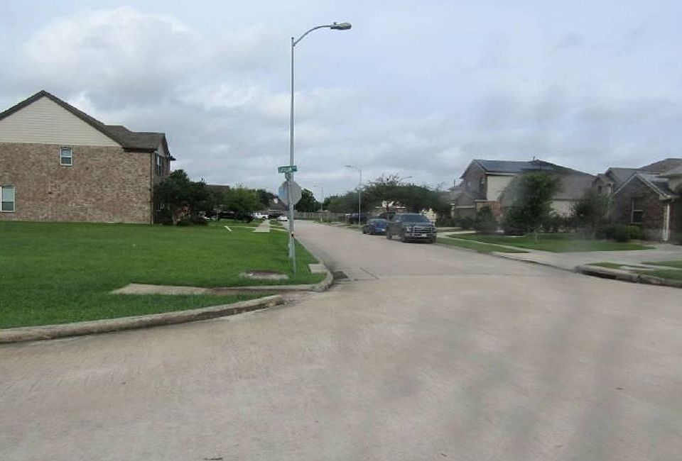 Exterior Neighborhood (street photo)