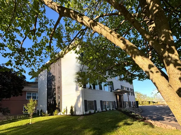 415 Lincoln Ave APT E, Fox River Grove, IL 60021