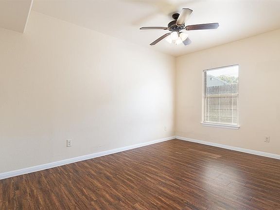 5th image of 302 W San Antonio St