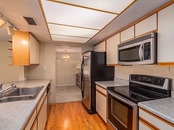 5th image of 216 E Vaughn Dr