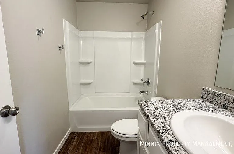 2033 Kenwood Ave — Photo 14