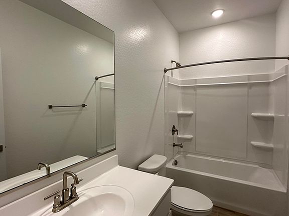 4th image of 4142 E Bradford Avenue