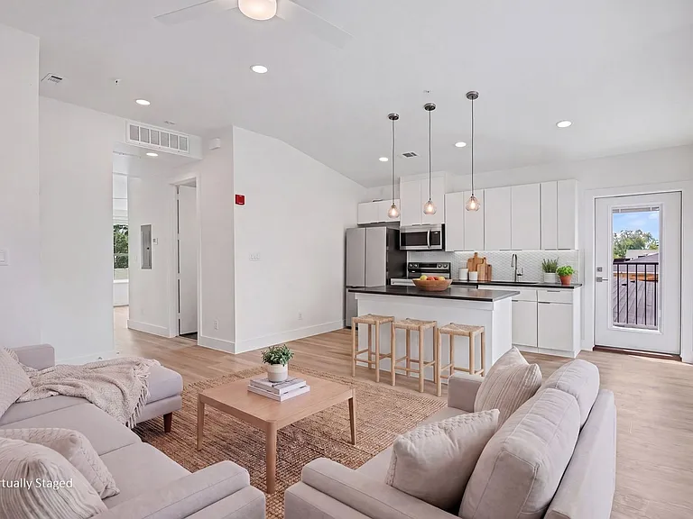 2217 N Fitzhugh Ave #303 — Photo 7