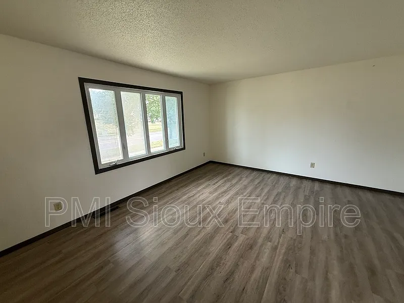3 bed, 1.0 bath, 1200 sqft, $1,200 — Photo 2