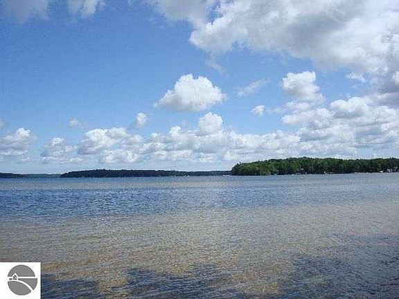 5th image of 8828 Wintergreen Ave