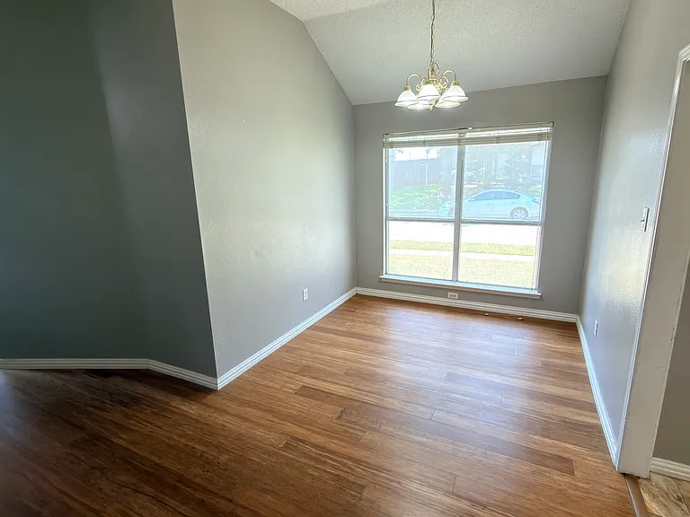 2301 Stratford Dr — Photo 7
