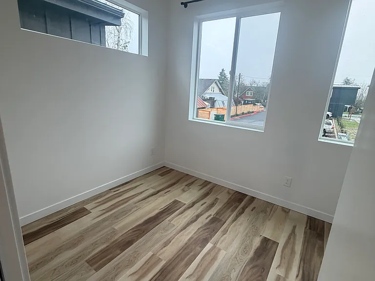 290 Monmouth Ave S — Photo 19