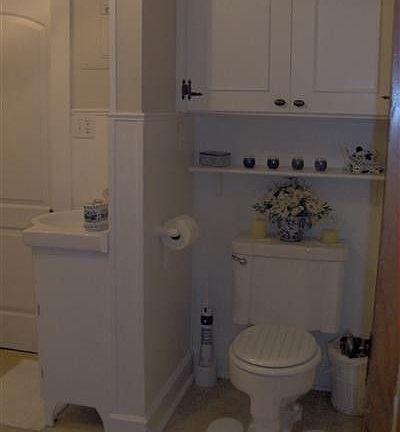 bath has 2 seperate vanities