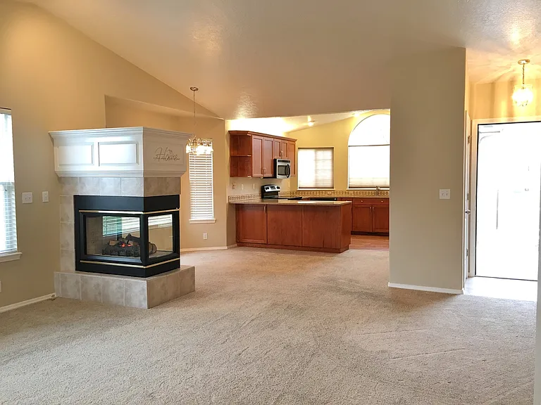 885 E Monarch St — Photo 4
