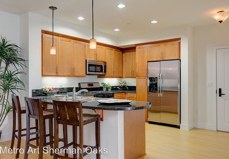 1st image of 14140 Moorpark St APT 211