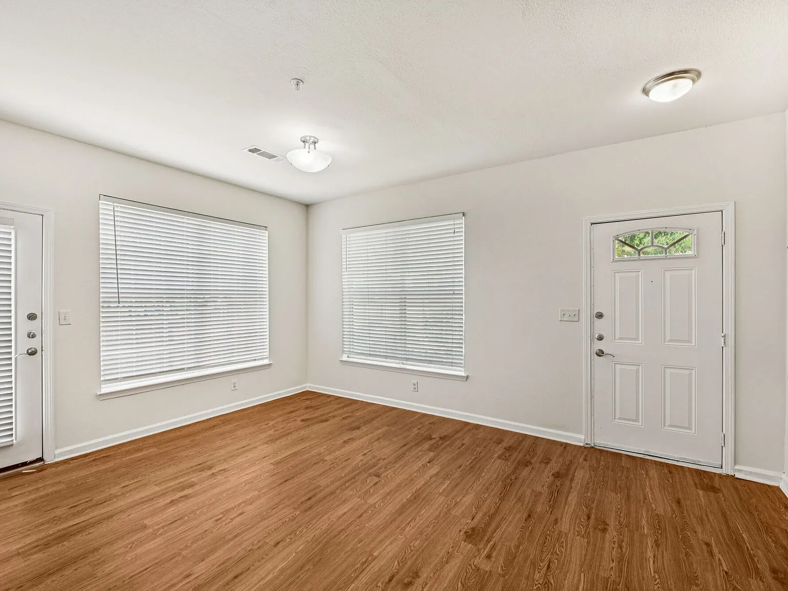 Oaks Estates of Coppell — Photo 4