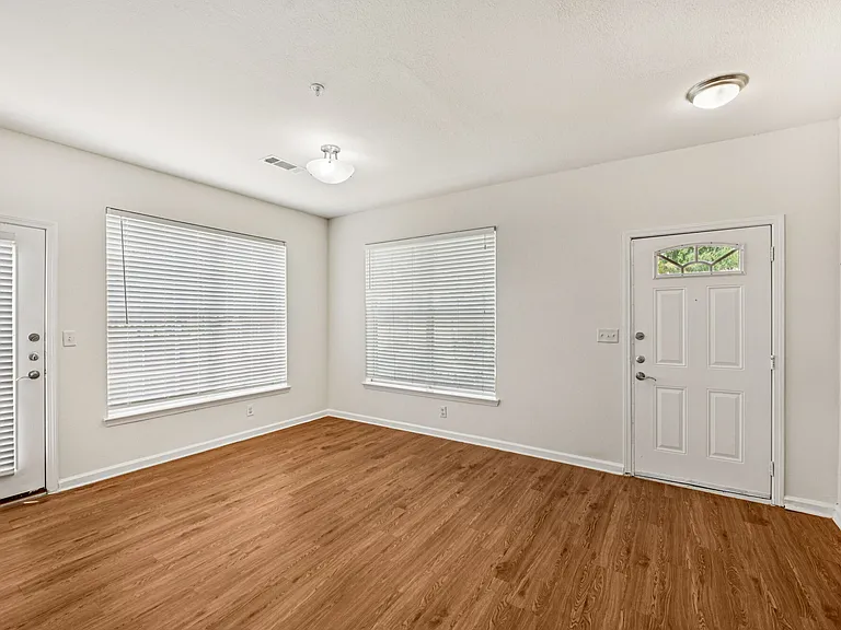Oaks Estates of Coppell — Photo 4