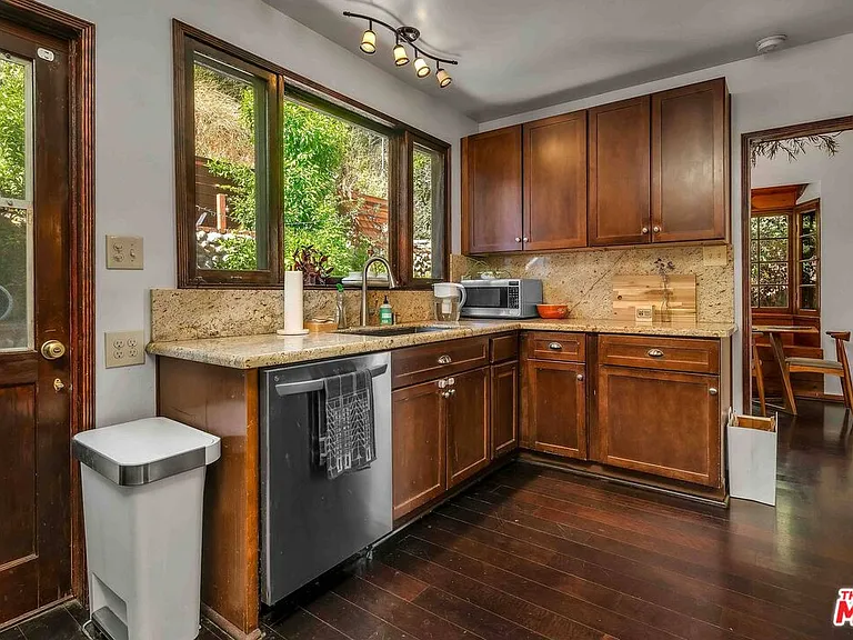 9859 Easton Dr — Photo 16