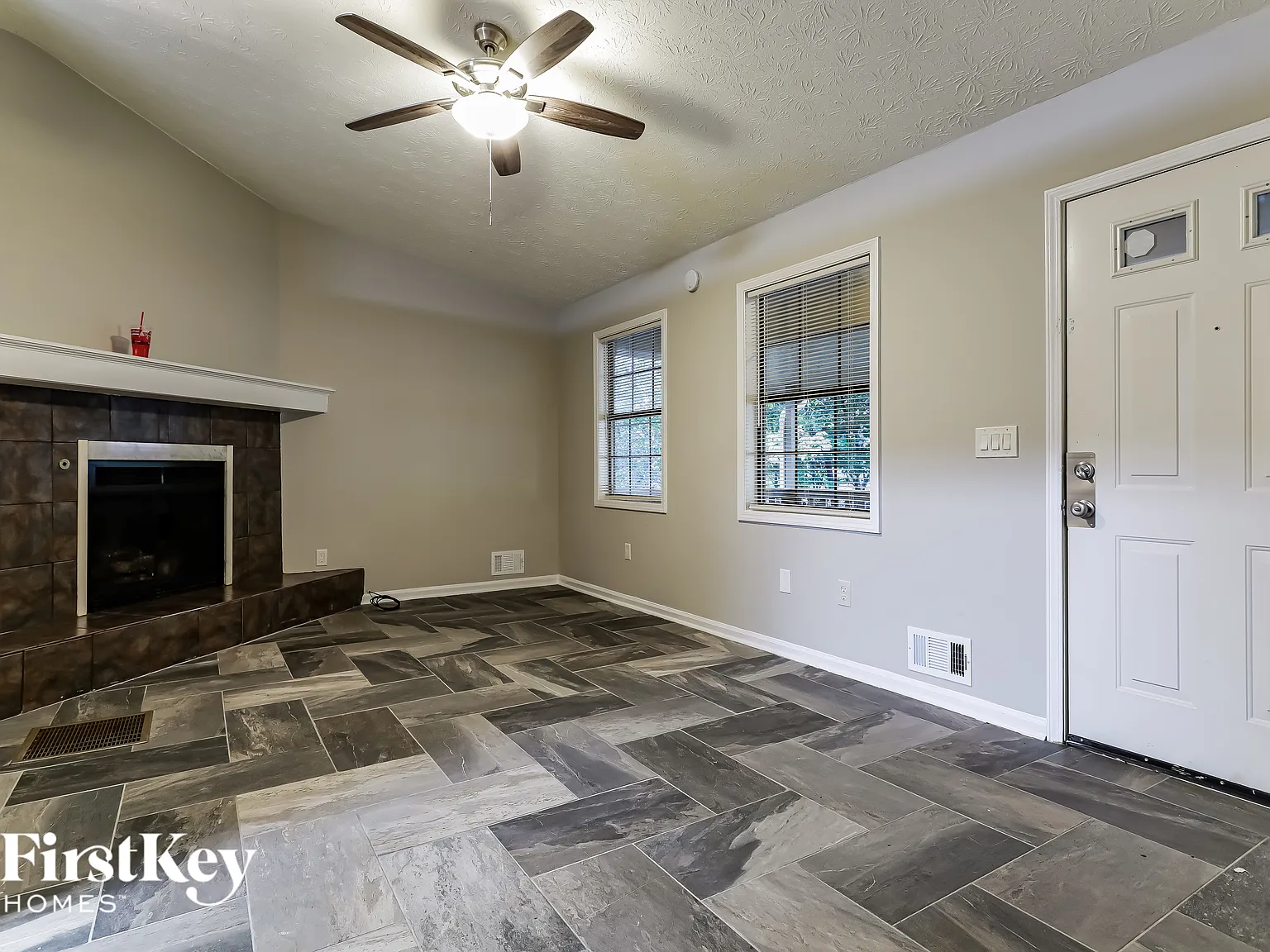 3 bed, 2.0 bath, 1585 sqft, $2,305 — Photo 2