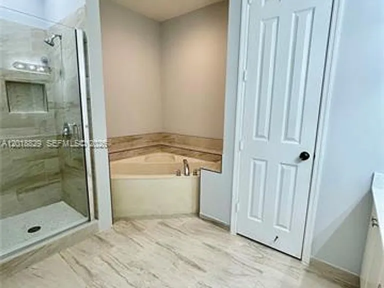 607 NE 35th Ave #607 — Photo 23