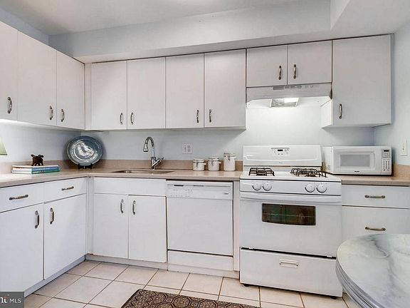 Fully equipped kitchen with gas range/oven, dishwasher.