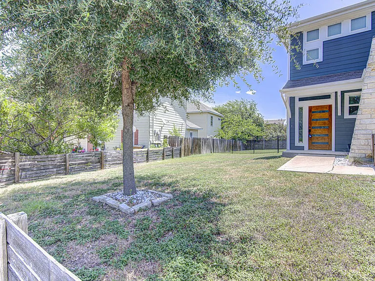 2117 Maxwell Ln — Photo 3