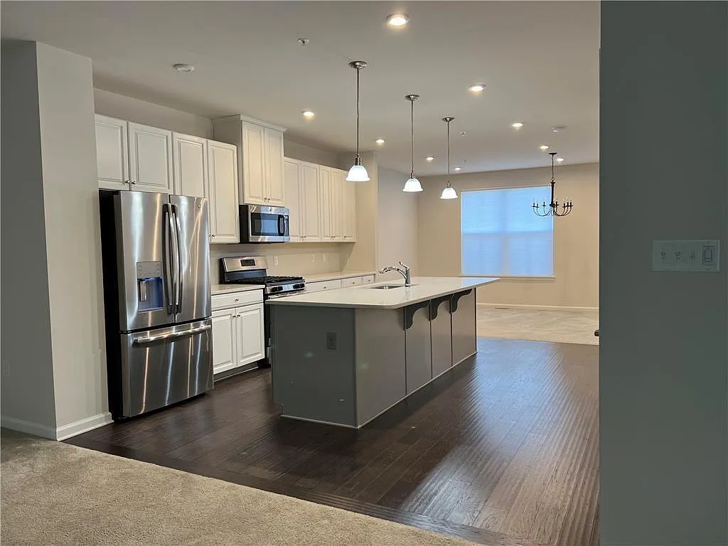 3 bed, 3.5 bath, 2407 sqft, $3,300 — Photo 2
