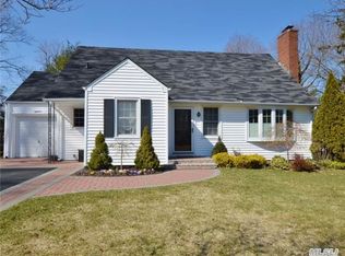 18 Walnut Ave, East Norwich, NY 11732