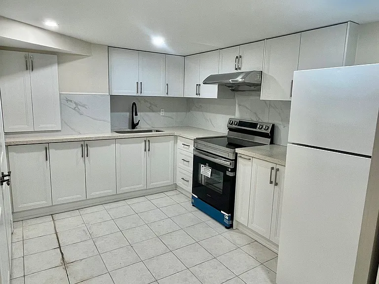 18 Walnut Grove Cres #BASEMENT — Photo 3