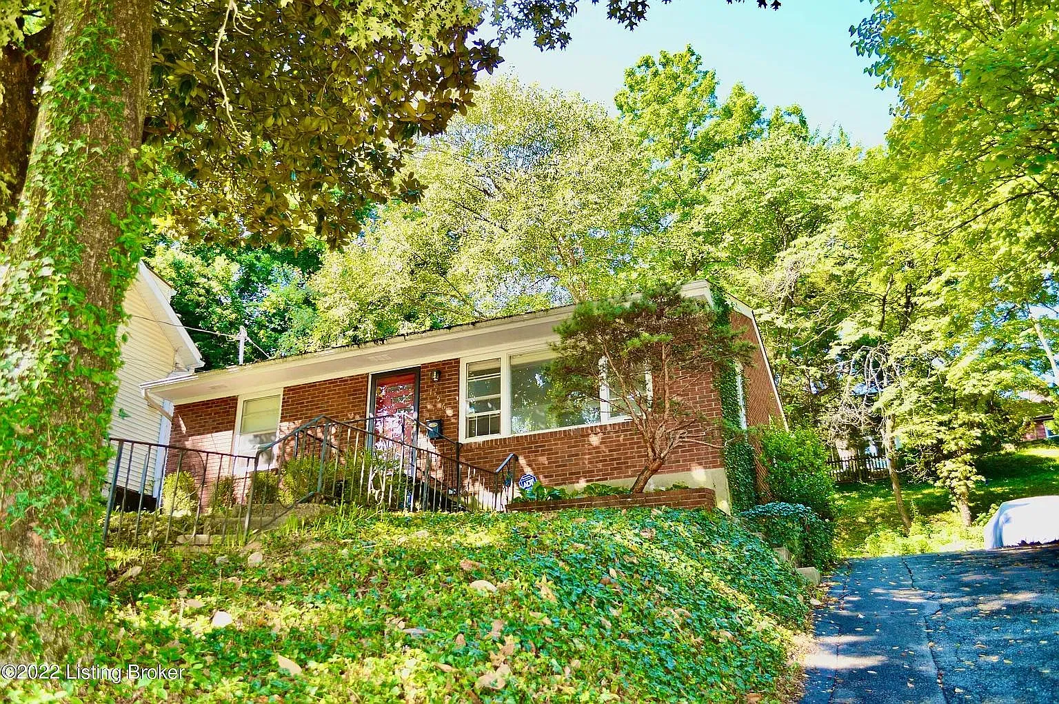 156 N Ewing Ave — Photo 2