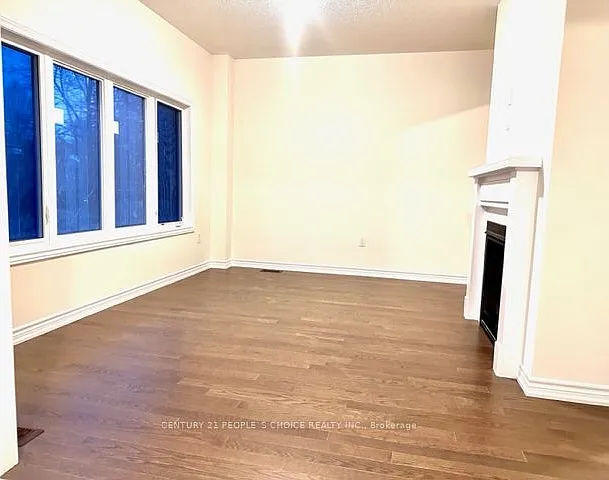303 Fleetwood Dr — Photo 2