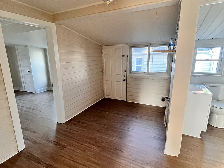 931 Albert St — Photo 11