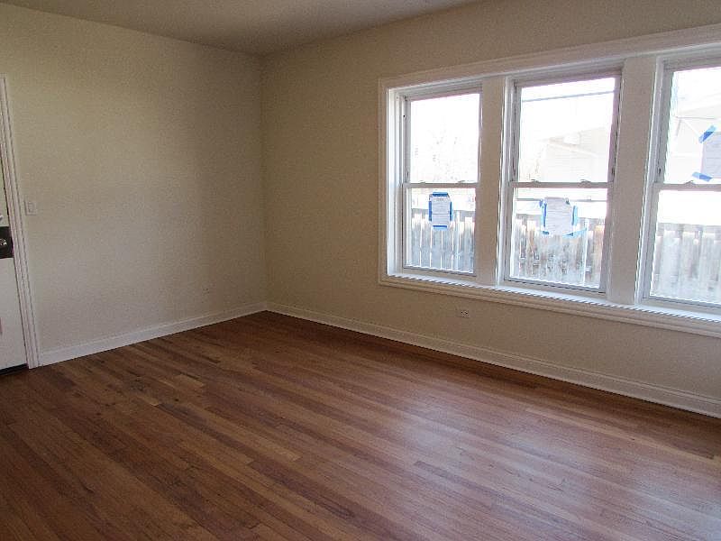2nd image of 2415 W Montrose Ave #Two_r