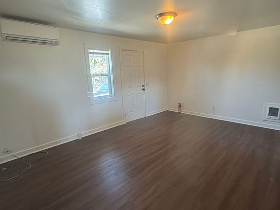 4th image of 83650 N Pacific Hwy #12