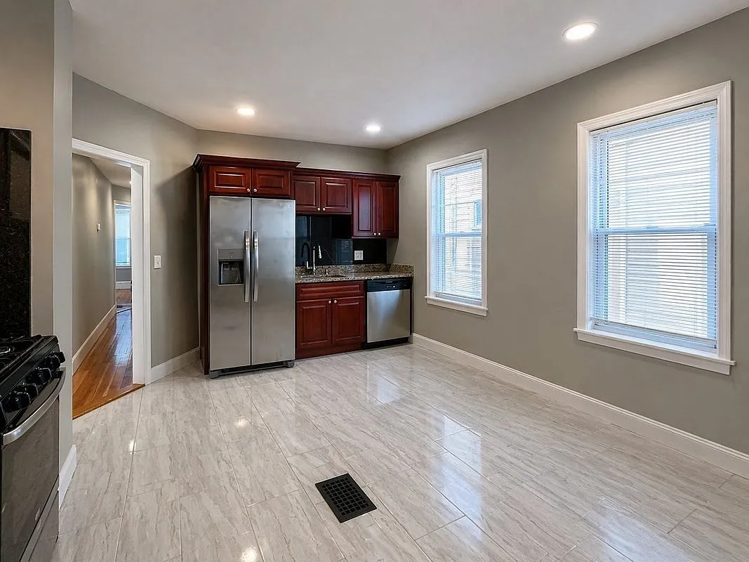 3 bed, 1.0 bath, 1175 sqft, $3,000 — Photo 2