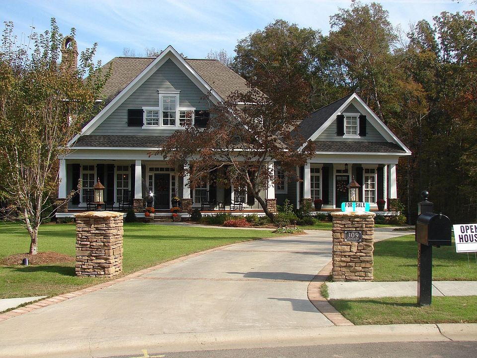 Gorgeous home in Gated Golf Community