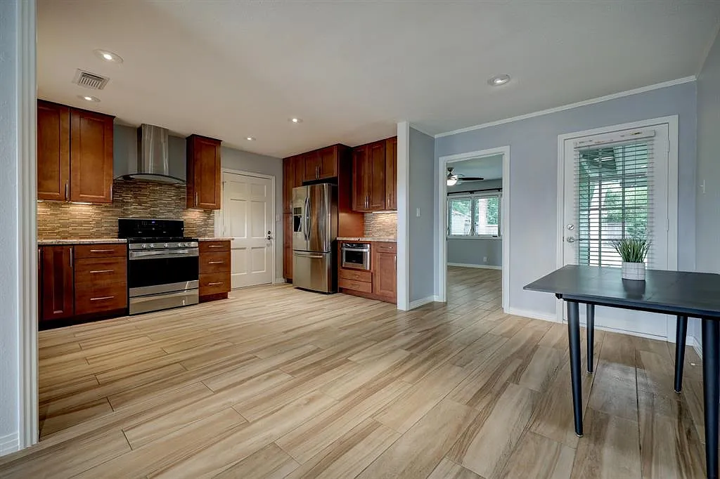 3 bed, 1261 sqft, $2,975 — Photo 4