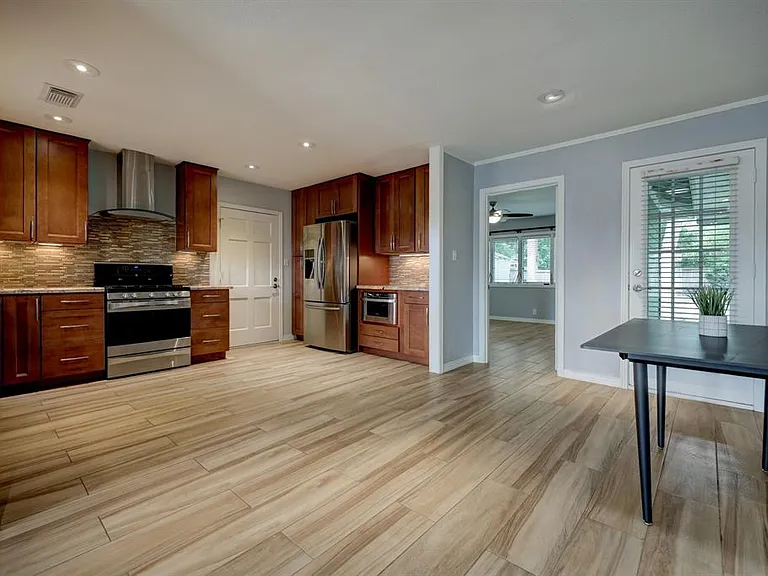 906 T C Jester Blvd — Photo 14