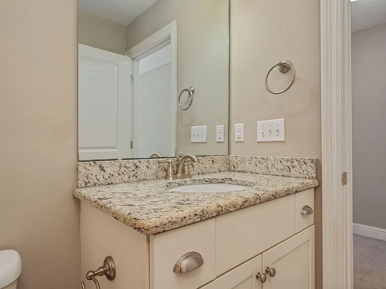 401 King St — Photo 39