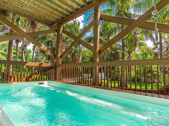 Pool/Very large Hot tub