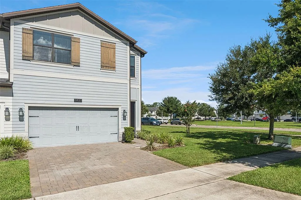 4 bed, 3.5 bath, 2056 sqft, $2,600 — Photo 2