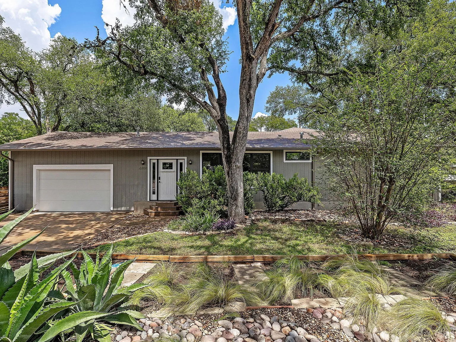 3 bed, 2.0 bath, 1317 sqft, $2,200 — Photo 2