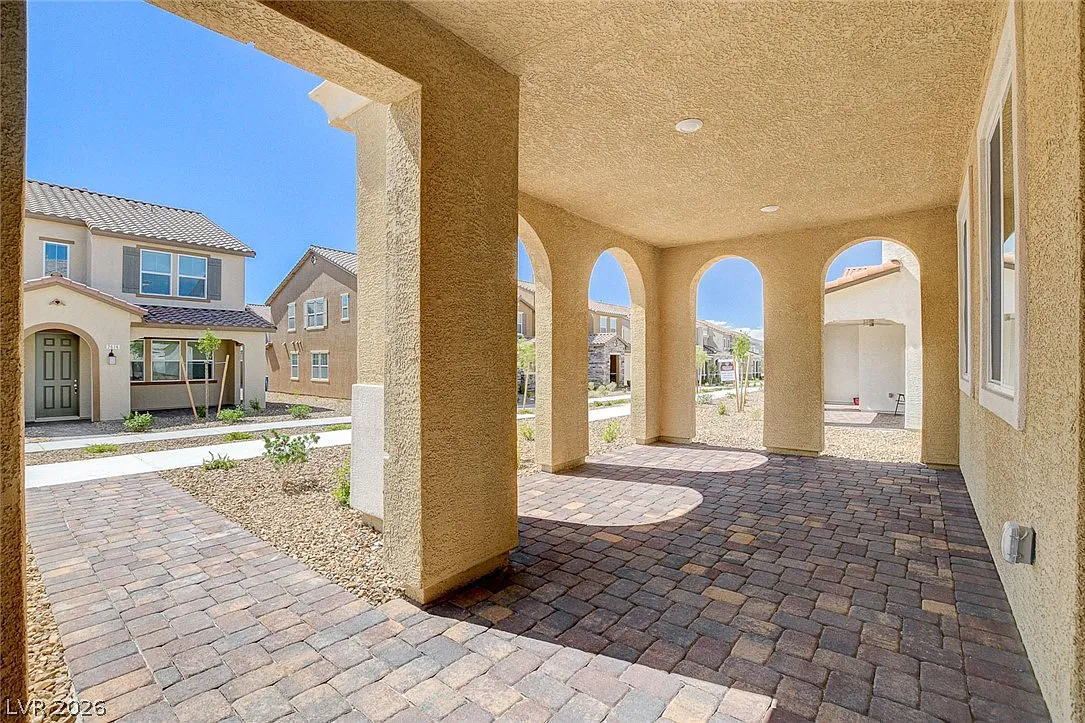 3 bed, 2.5 bath, 1920 sqft, $2,320 — Photo 4