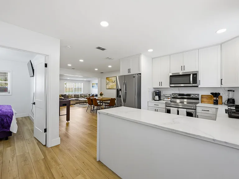 4310 W Carmen St — Photo 3
