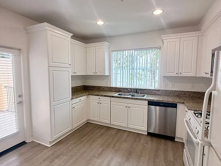 6785 Knott Ave — Photo 10