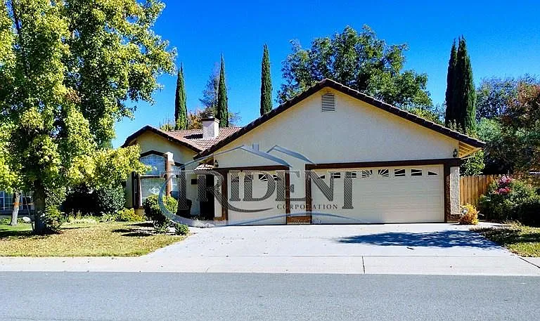 1902 Autumnwood Dr — Photo 1