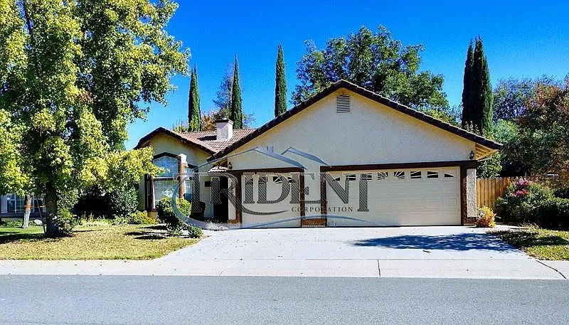 1902 Autumnwood Dr photo 1
