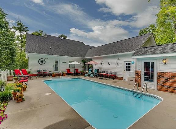 4th image of 240 Newmanora Dr